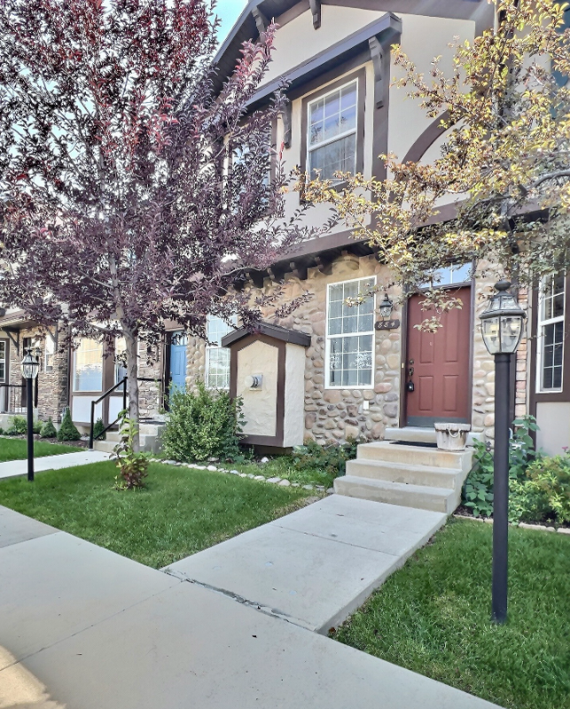 Building Photo - 884 Hamlet Cir S