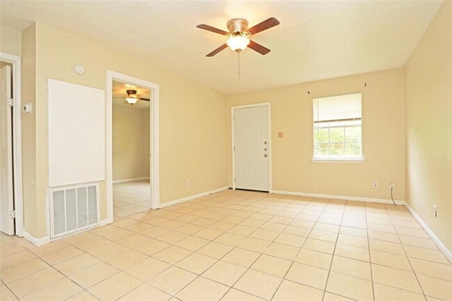 Building Photo - 2460 W Shane St