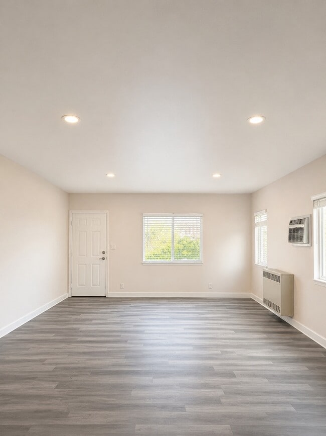 Salón abierto frente a la puerta principal. - 4534 Edgewood Pl