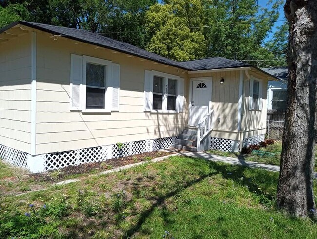 Building Photo - Cute and Cozy 3 Bedroom 1 Bath North Jacks...