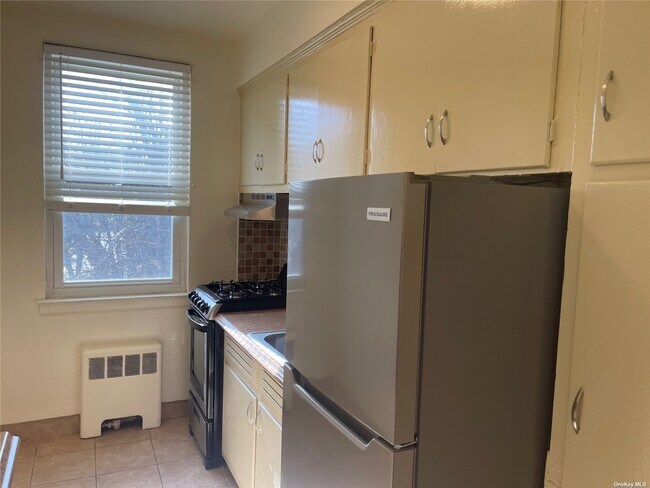 Foto del edificio - 275 Maple Ave