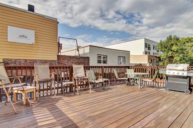 Building Photo - 600 Grand St