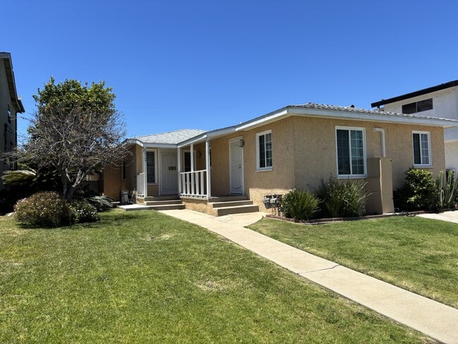 Building Photo - 8437 Lilienthal Ave