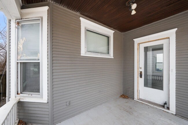 Building Photo - 1321 W 13th St