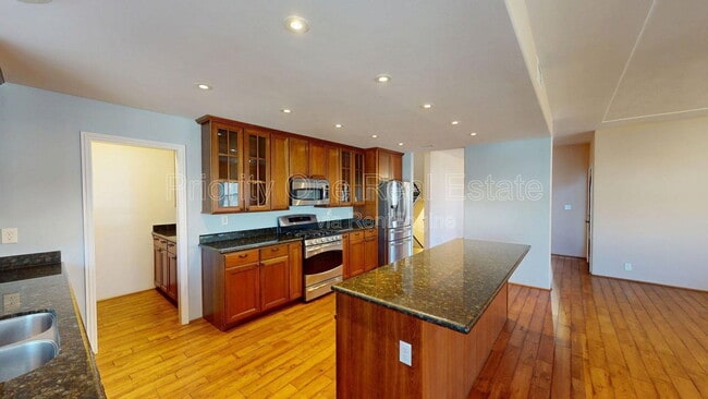 Building Photo - 2025 Cypress Ave.