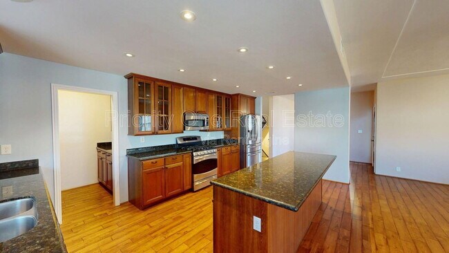 Foto del edificio - 2025 Cypress Ave.