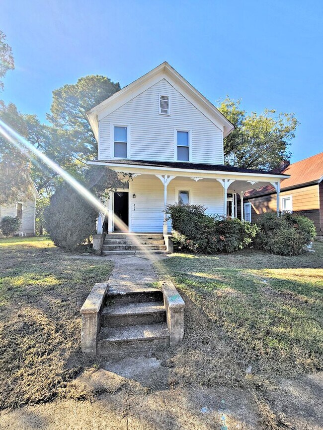 Building Photo - 613 3rd Ave SW