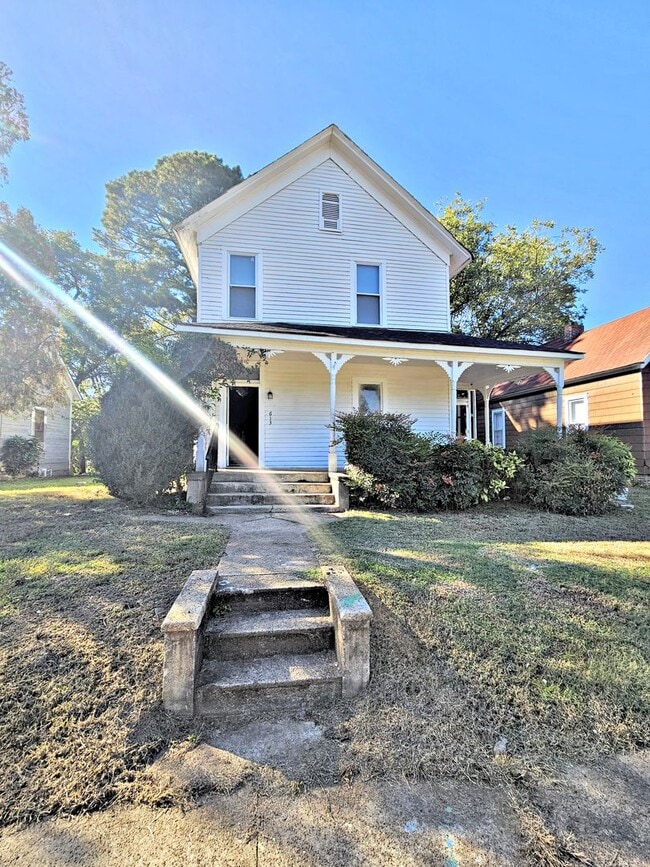 Building Photo - 613 3rd Ave SW