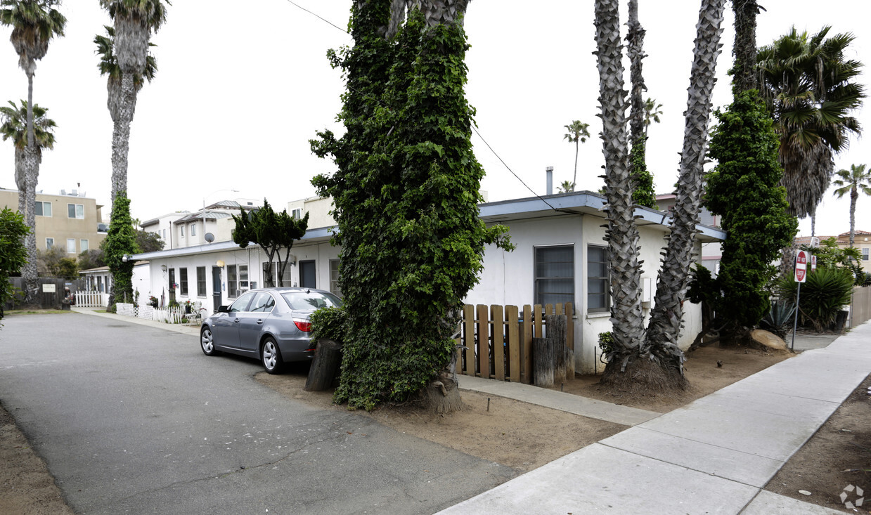 Building Photo - 209-213 Surfrider Way