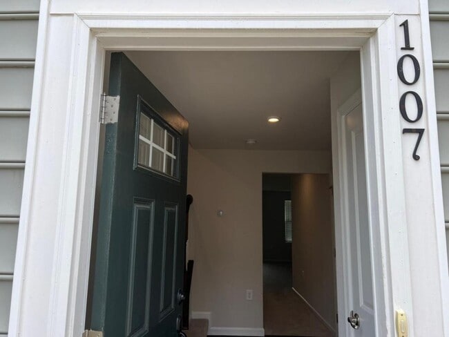 Building Photo - 1007 Romeria Dr