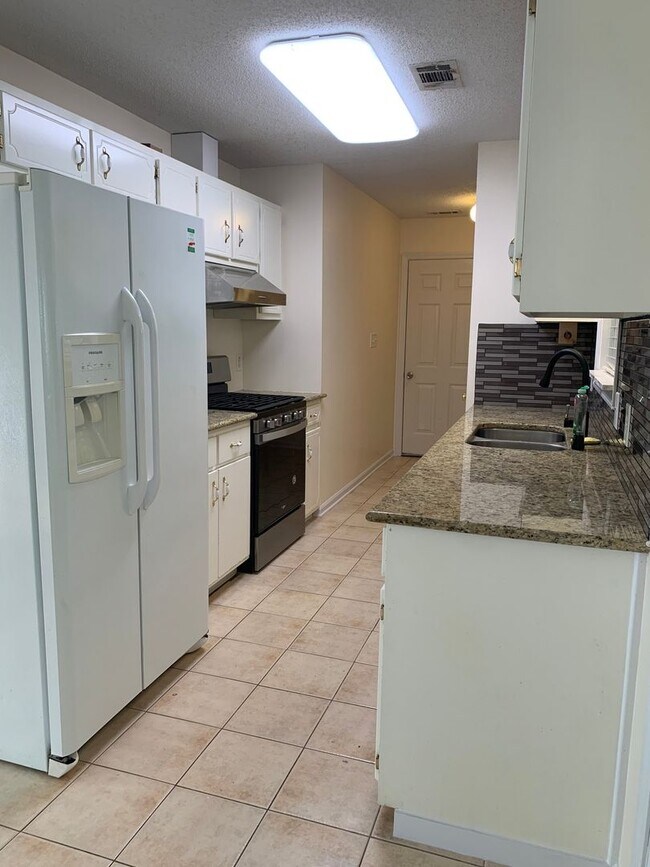 Building Photo - Charming 4BR House in Hampton