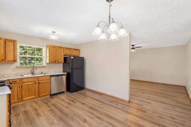 Building Photo - Updated 3 bed/1 bath home! With a 1 car ga...