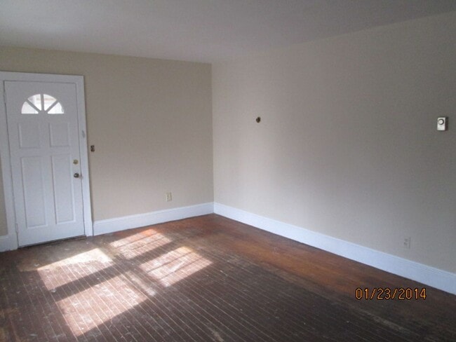 Building Photo - 3 bedroom home on 5 acres