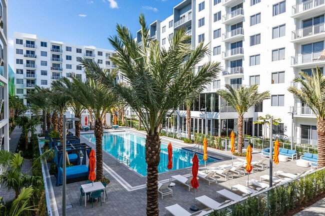 Building Photo - Avery Dania Pointe East