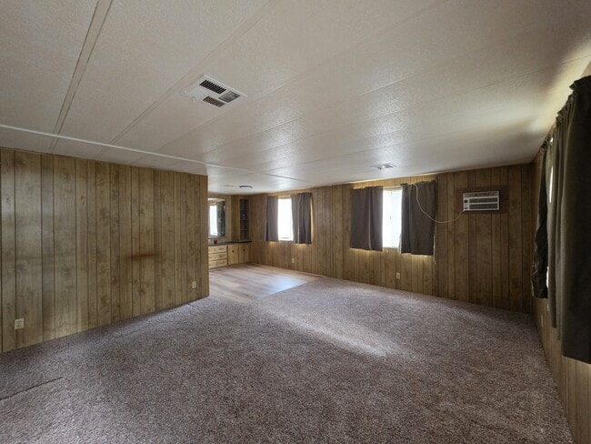 Building Photo - 2800 S White Mountain Rd