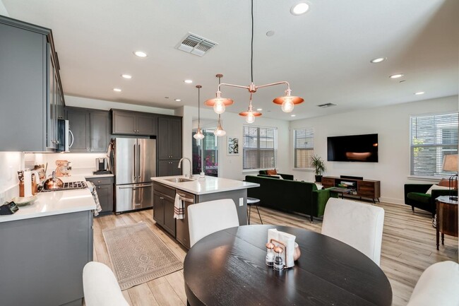 Foto del edificio - 1323 Bloom Ln