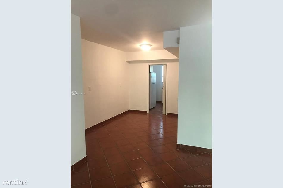 Foto del edificio - 1 br, 1 bath  - 4800 Pine Tree Dr 103
