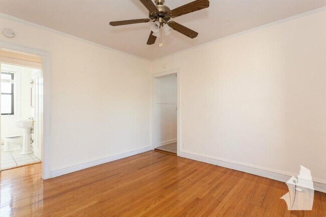 Building Photo - 2 bedroom in Chicago IL 60657