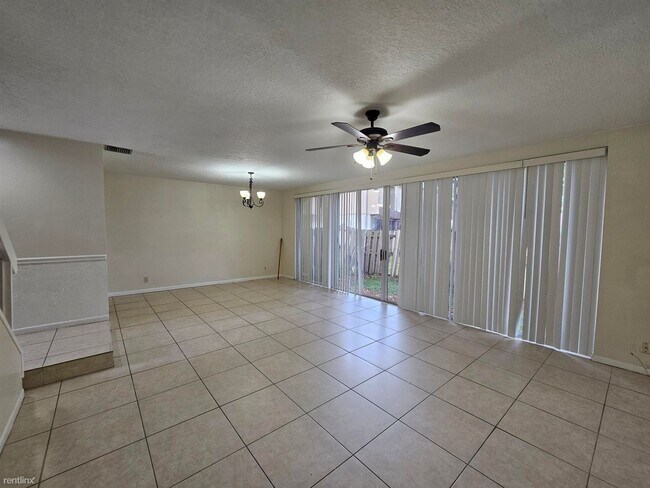 Foto del edificio - 4 br, 2.5 bath House - 8194 NW 8th Mnr # 3