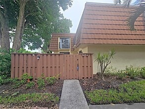 Building Photo - 5249 Cedarbend Dr