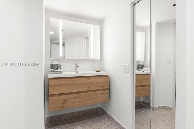 Foto del edificio - 6767 Collins Ave