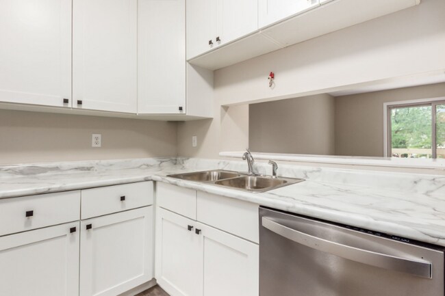 Building Photo - 517 Fox Trail Cir E