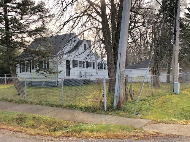 Primary Photo - 1 E Willow Dr