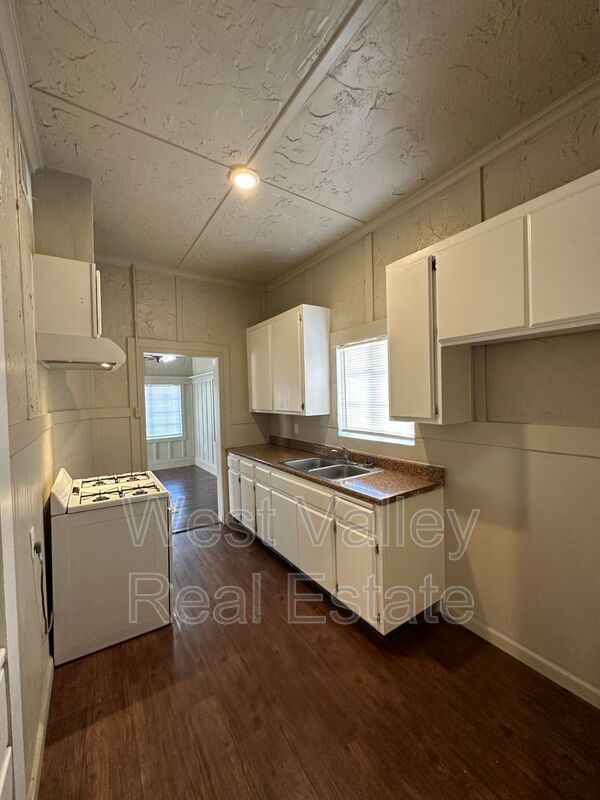 Building Photo - 631 Kern St