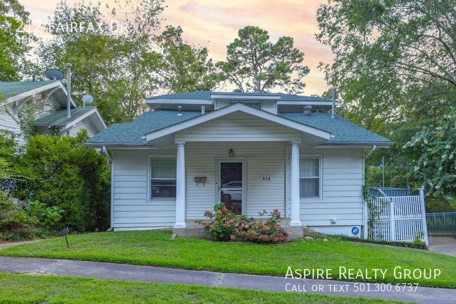 Primary Photo - 4 bedroom adorable Hillcrest Home