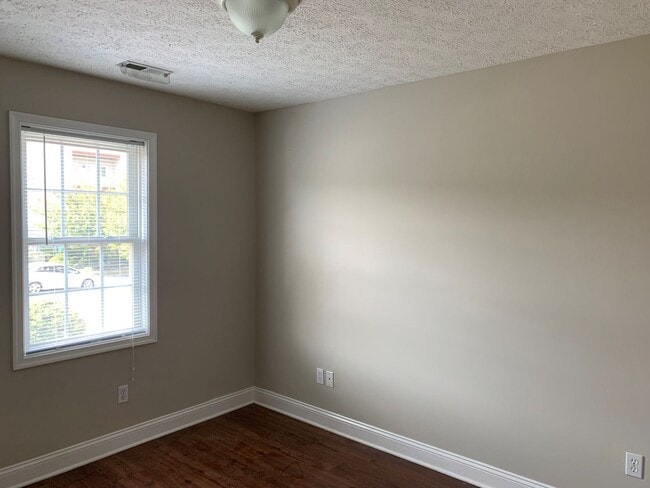 Building Photo - 3 Bedroom Townhouse in Wyndhurst