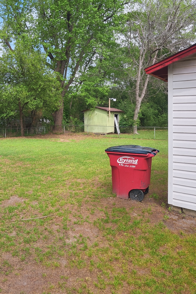 Building Photo - 2865 Walmar Dr
