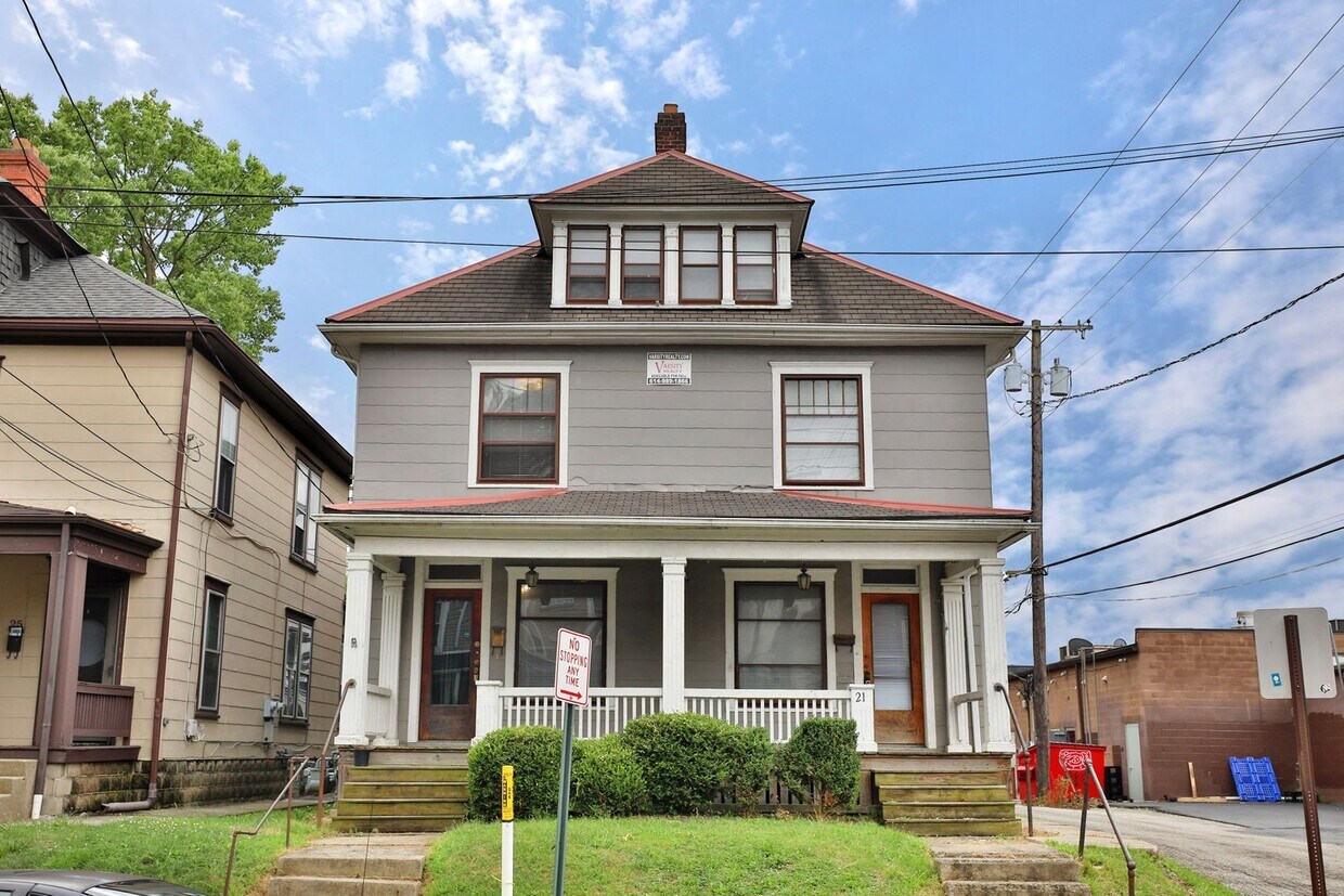 Primary Photo - Large 5 Bedroom North Campus Townhouse - 1...