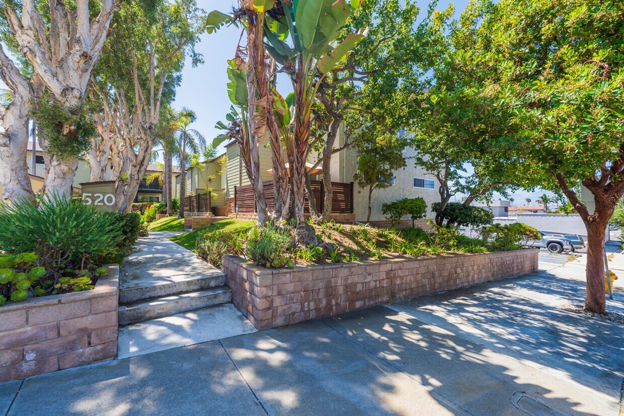 Primary Photo - Beautiful remodeled 2 bed 2 bath townhome ...