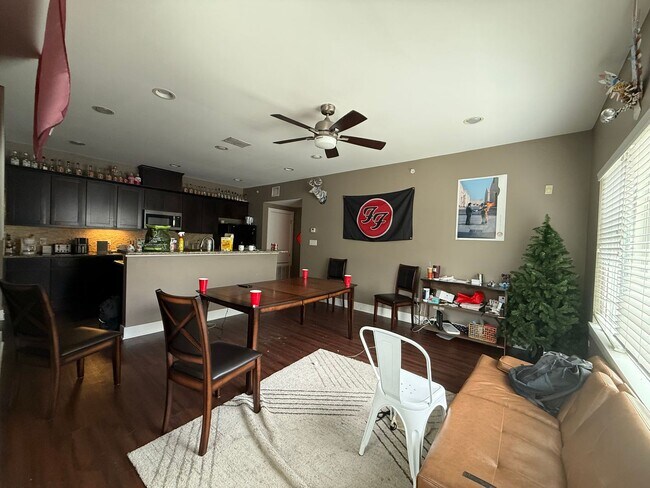Building Photo - August Move in! 3 Bed, 3.5 Bath on Northgate