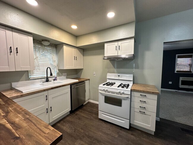 Building Photo - 3 Bedroom, 1 Bath home for rent