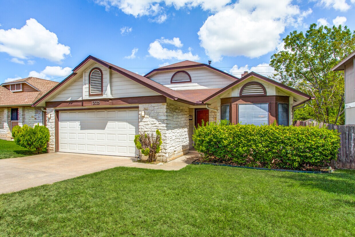 Foto principal - 12025 Shady Springs Rd
