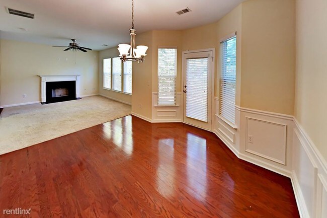 Building Photo - 305 Oakview Way
