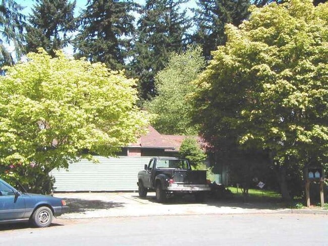 2 BEDROOM, 1 BATH DUPLEX W/FENCED YARD! - 2 BEDROOM, 1 BATH DUPLEX W/FENCED YARD! House