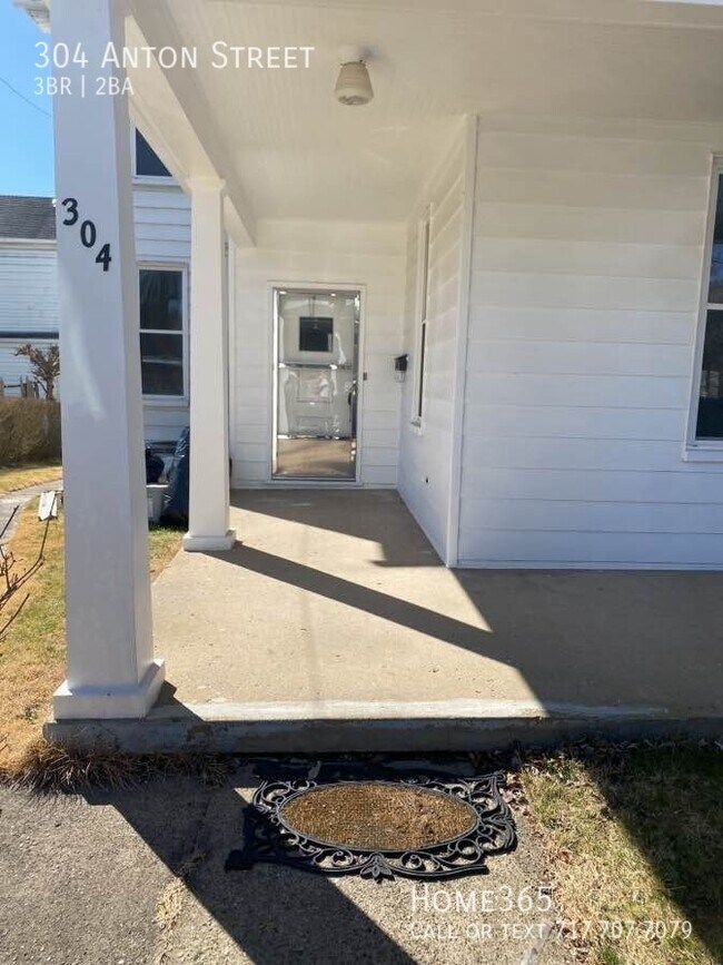 Building Photo - Gorgeous 3 Bedroom, 2 bath home