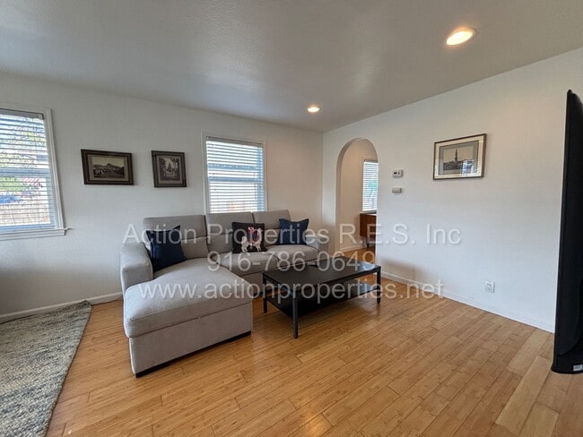 Foto del edificio - Downtown Roseville - 2 Bed, 1 Bath - Single Level Bungalow - Landscaping Included - Utilities Inc...