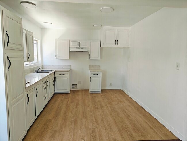 Open Kitchen - 1016 E Oaks St