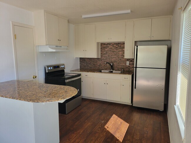 Foto principal - 1605 N W S Young Dr