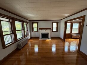 Building Photo - 372 School St