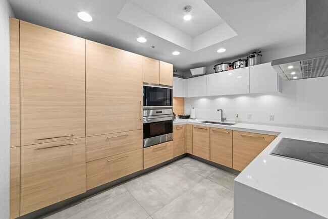 Building Photo - 17111 Biscayne Blvd