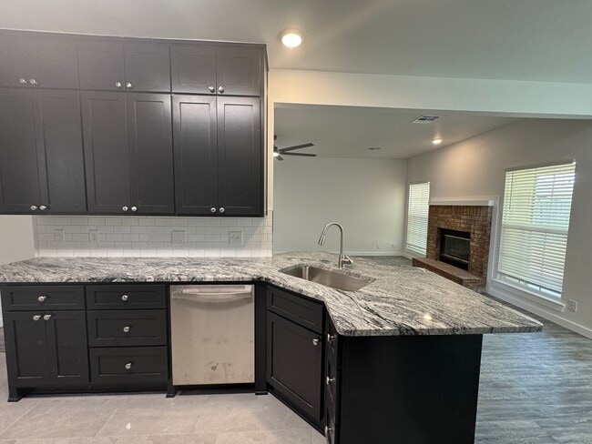 Foto del edificio - Newly remodeled - 4 bed 2 bath 3 car garage