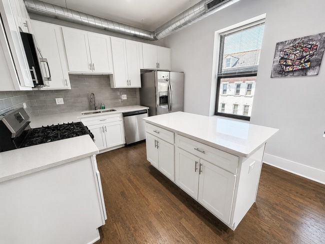 Building Photo - 1044 W 18th St