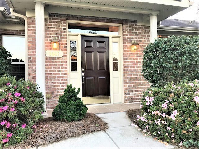Building Photo - NW Brick Townhome, Granite Counter-Tops, W...