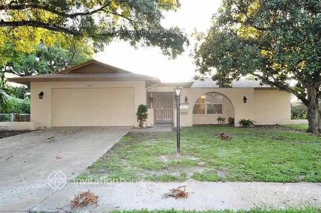 Building Photo - 1007 Macrae Ave