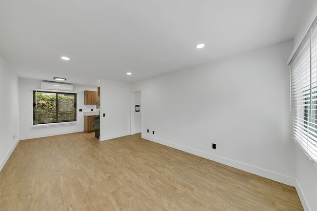 Building Photo - 412 Brooks Ave