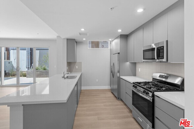 Building Photo - 1223 Hayworth Ave